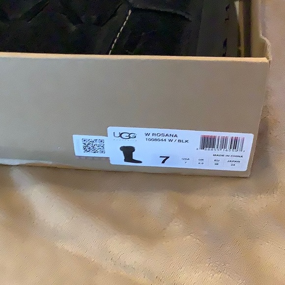 UGG Boots - Picture 7 of 8